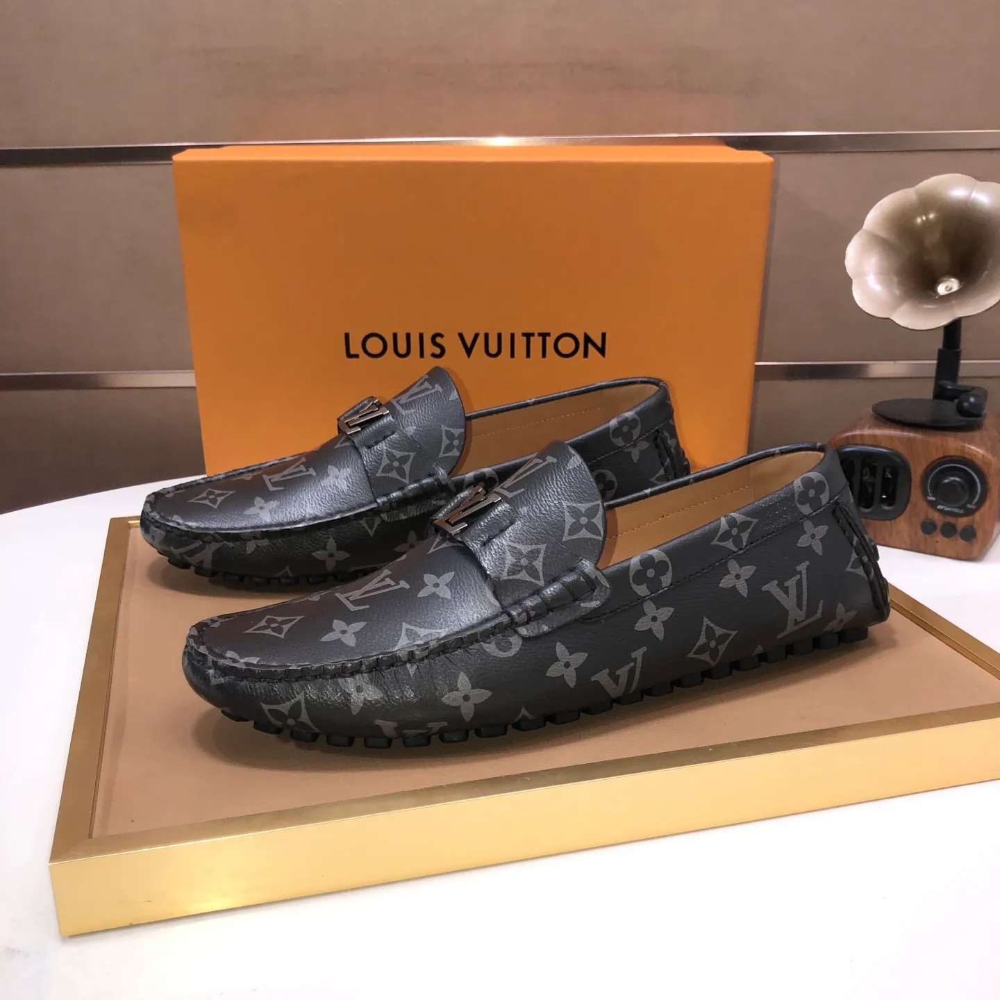 Men's men's shoes 💰420💰 [LV Doudou shoes] (water-dyed cowhide lining) new model is on the market, available on the official website. The new Doudou shoes are processed into single-color materials, and the uppers are made of imported cowhide material. The body of the shoe is fully hemmed with mark thread, and is lined with imported original cowhide leather. The elegant shoe shape is super suitable for all-matching, and the size is 38-44.